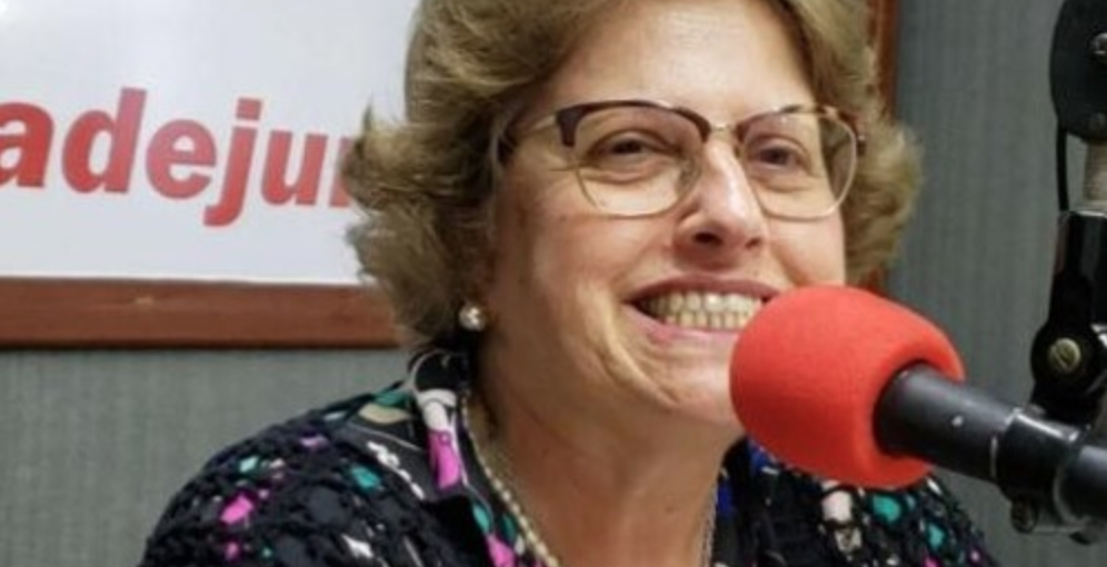 Maria Cristina Castilho, coordenadora da Casa da Fonte, é entrevistada pela Rádio Cidade Jundiaí