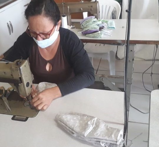 Costureiras da Casa da Fonte fabricam 750 máscaras por semana para doação