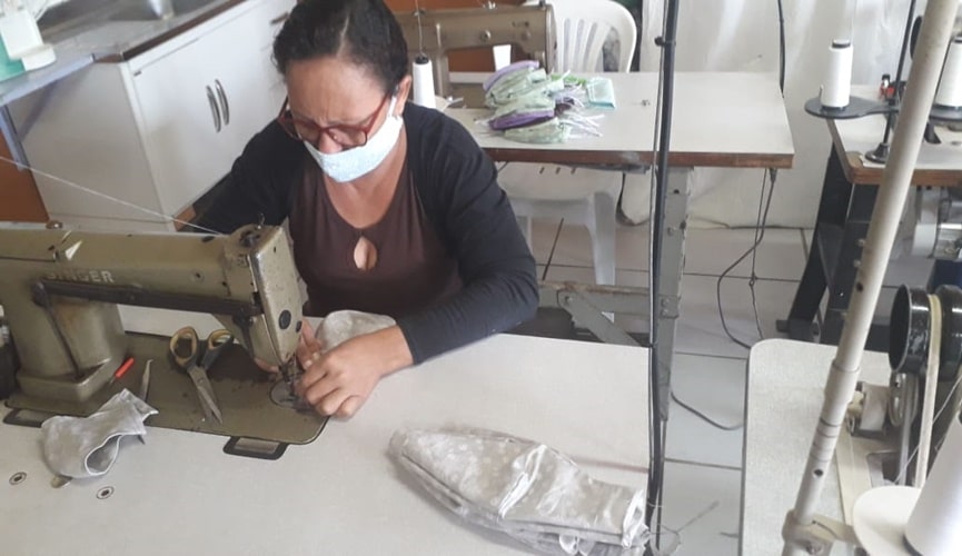 Costureiras da Casa da Fonte fabricam 750 máscaras por semana para doação